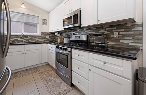 Serra Mesa House | Relax in the Hot Tub/Patio of Sunshine Getaway!