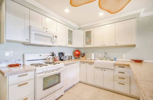 Ualapue Condo | Relax on a Shaded Lanai in an Ocean-View Condo with Pool & Cabana