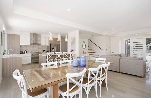 Broadbeach Waters House | Relaxed living in luxury surrounds.