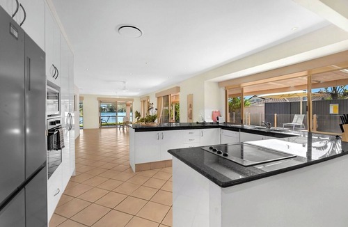 Robina House | Relaxing 4BR Robina Escape with Parking and Pool