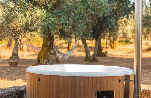 Vila Ruiva Cottage | Relaxing Cottage Getaway in Spacious Farmland
