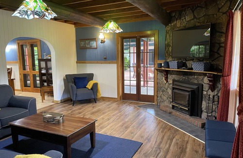Booroobin House | Relaxing country retreat. Great for families and large groups.