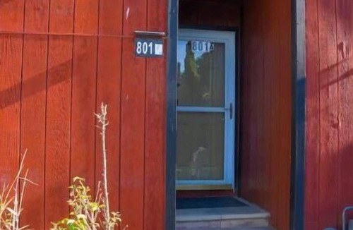 Millbrae House | Relaxing Home With SF Bay View