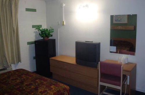 Lake Havasu City Hotel | Relaxing Retreat Near London Bridge – 2 Miles away | Free Parking, Pet-Friendly