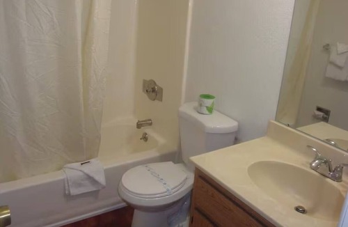 Lake Havasu City Hotel | Relaxing Retreat Near London Bridge – 2 Miles away | Free Parking, Pet-Friendly