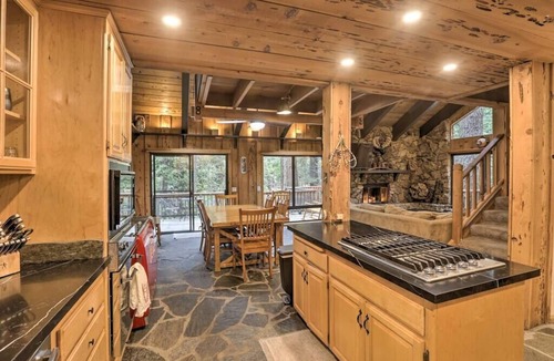 Strawberry House | Relaxing Riverfront Retreat in Strawberry