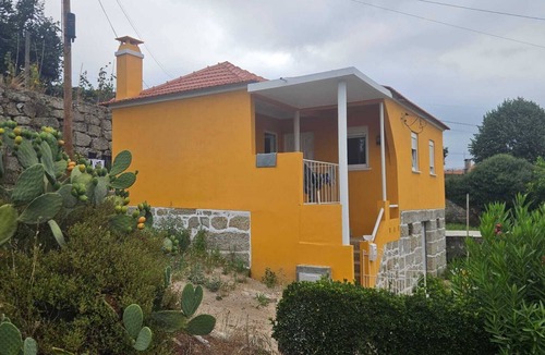Santa Comba Dao House | Relaxing riverside escape and stunning sunset views