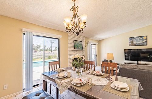 Rancho Oakey House | Remodeled ground floor big pool close to strips & Casinos