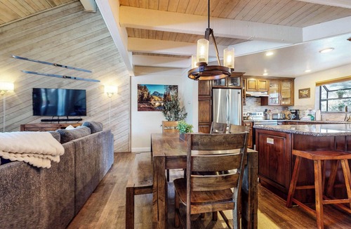 Mammoth Lakes Condo | Remodeled, Spacious, Laundry. Near Golf Course, Pool & Hot Tub On-site