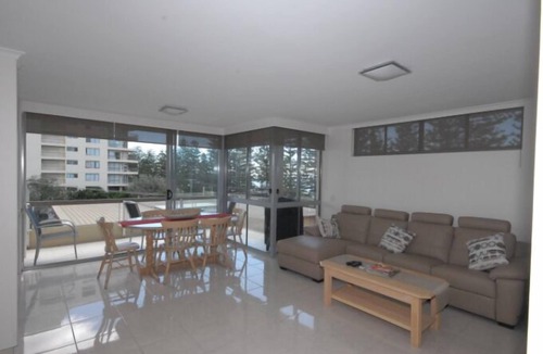 Burleigh Heads Apartment | Renovated beachside 2-bedroom apartment