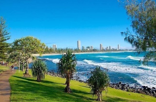 Burleigh Heads Apartment | Renovated beachside 2-bedroom apartment