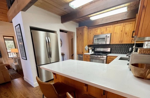 Arnold Ski Chalet | Renovated, cozy Chalet in Blue Lake Springs with SPA!