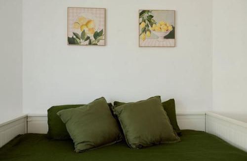 Varsity Lakes House | Renovated Family Retreat Pet Friendly