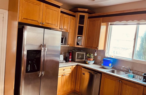 Fleetwood House | Rental Vacation Home/Rm A Good location, 45minutes fromYVR Airport