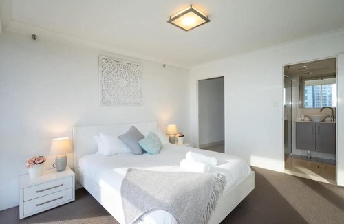 Surfers Paradise Apartment | Resort Style Beach Apartment - Surfers Paradise