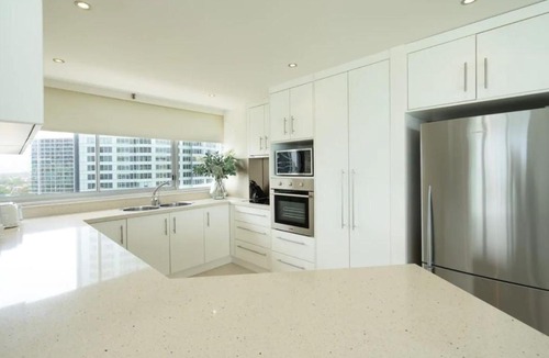 Surfers Paradise Apartment | Resort Style Beach Apartment - Surfers Paradise