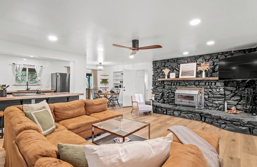 Oakhurst House | Retreat home tucked away in the forest, perfect for big groups, near Bass Lake