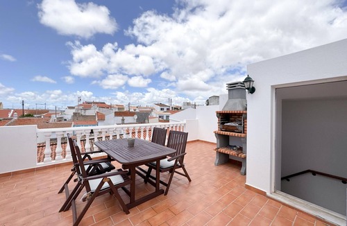 Espiche Apartment | Retreat with Terrace and View in Espiche