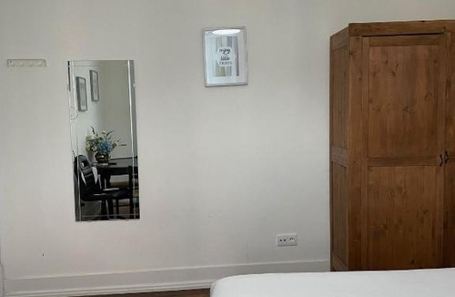 Santo Antonio House | Retro M2 R4 - Lovely Double Room with Shared Bathroom