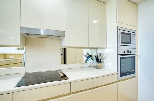 Main Beach Apartment | Retro Main Beach Hidden Gem with Waterfront Views