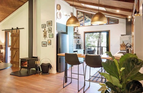 Eudlo Cabin | Rhulani Lodge ~ sauna, spa, pizza oven, fireplace