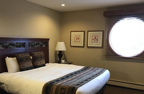 Tahoe Village Resort | Ridge Tahoe Resort 'D'(2 master suites)