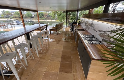 Mermaid Waters House | River front property, huge yard and pool, 2km from the beach.
