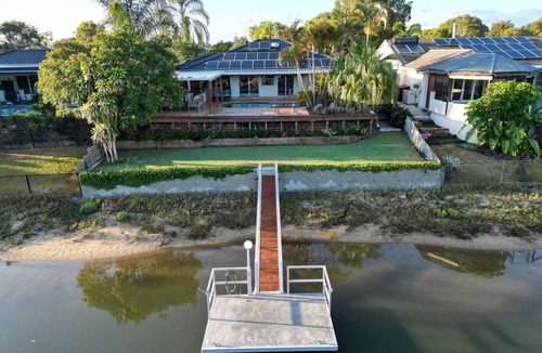 Mermaid Waters House | River front property, huge yard and pool, 2km from the beach.