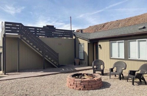 Parker Strip House | River house with desert view