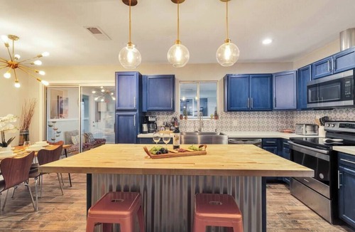Joshua Tree House | River Moon Retreat - Hot Tub, EV charger, Pool Table