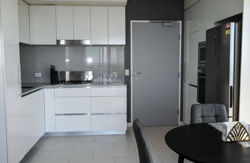 Bowen Hills Apartment | River view apartment in Brisbane with parking