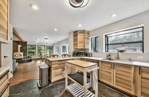 Christmas Valley House | River View Retreat-come play in the mountains, hike, explore.
