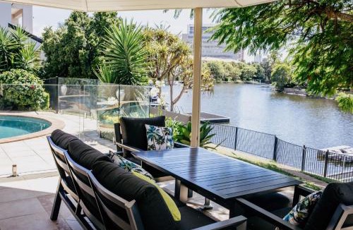 Bundall House | Riverfront Retreat Family Getaway 4BR with Pool