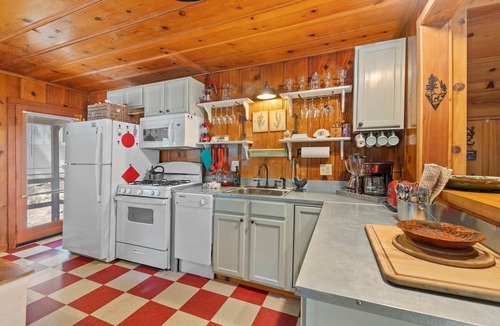 Strawberry House | Rivers Resort Cabin #7