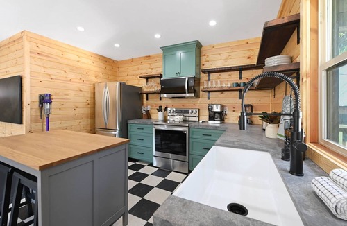 Strawberry Cabin | Rivers Resort Cabin #1 "Millport"