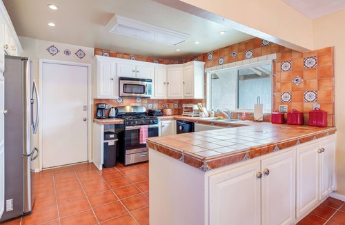 Estates at Canyon Crest House | Riverside 4BR Near UCR/CBU 12 Beds, 6 Kings, Arcade and Firpit