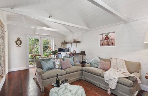 Leura Cottage | Romantic Cottage: KING bed YES, wood fire YES, sep bedroom YES,and 300m to Mall.