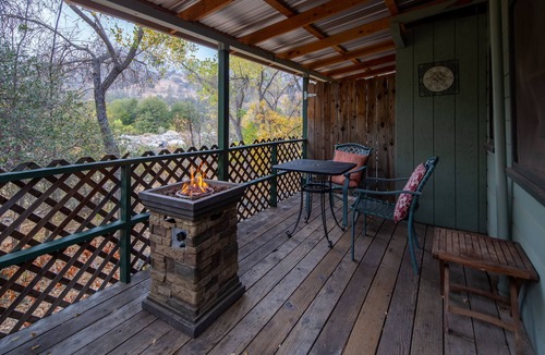 Three Rivers Cabin | Romantic Couples Cabin near Park Gate Entrance to Sequoia Nat'l Park