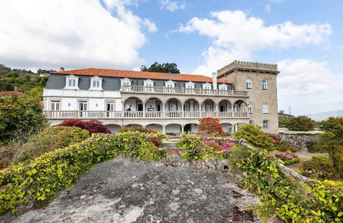 Baiao Apartment | Romantic Historic Tower with Pool and Gardens