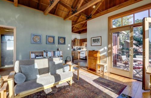 Albion House | Romantic Ridgetop Escape w/Hot Tub Near Mendocino