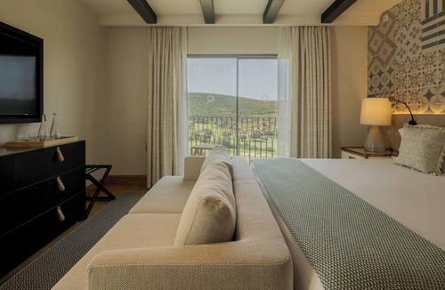 Tor Hotel | Romantic Suite at Viceroy Ombria Algarve | Ideal for Relaxing Mountain Escapes