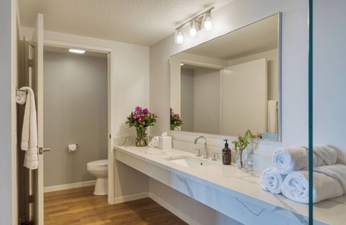 Diamond Crestview Hotel | Rooftop Ocean Views + Pool + Hot Tub | Walk to Beach, Galleries + Restaurants
