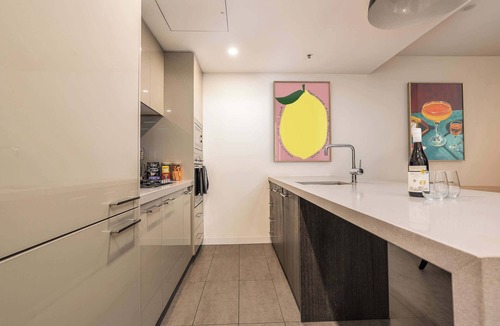 Woolloongabba Apartment | Rooftop Pool 1BR at the Gabba with City Views