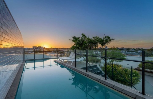 West End Apartment | Rooftop Pool & View! Stylish 2-Bed w/Ducted A/C