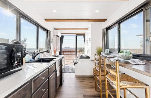 Tulare House | Rooftop Spa! Tiny Home on the Farm
