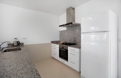 Lourinha Apartment | Room 'Earth' with Mountain View, Shared Pool and Wi-Fi