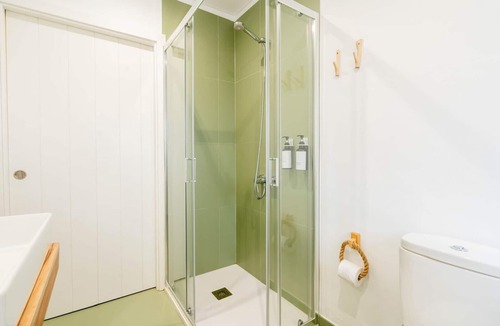 Fortios Apartment | Room 'Familiar' with Shared Pool, Wi-Fi and Air Conditioning