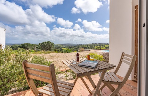 Aljezur Apartment | Room 'Janeiro' with Sea View, Shared Pool and Wi-Fi