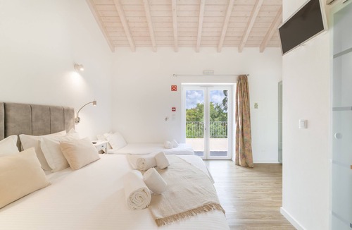 Sao Luis Apartment | Room 'Monte Do Sol 2' with Mountain View, Wi-Fi and Air Conditioning