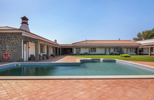 Espirito Santo Apartment | Room 'Quarto Salmão - Countryside View' with Shared Pool, Wi-Fi and Air Conditioning